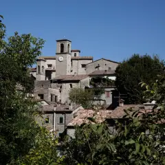 Borgo antico con torre campanaria e orologio. Scopri cosa vedere a Portico di Romagna, un gioiello medievale tra i monti.