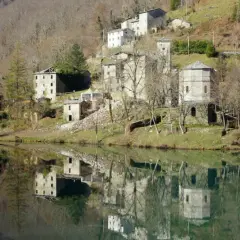 Borghi antichi e riflessi sull'acqua: ecco cosa vedere in Garfagnana. Un paesaggio incantevole con case in pietra e torri medievali.