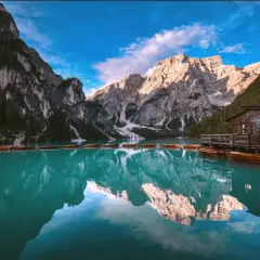 Lago di Braies, un vero san candido un passo dal cielo. Barche di legno galleggiano sull'acqua turchese, riflesse nelle maestose montagne.