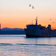 Traghetto Toremar al tramonto, ideale per un weekend all'Isola d'Elba.