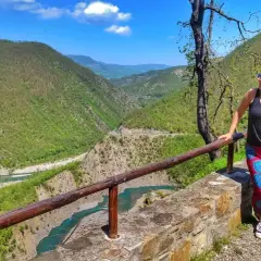 Donna ammira il panorama mozzafiato della Val Trebbia, un vero gioiello da vedere.