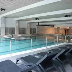 Piscina interna con lettini, ideale per rilassarsi dopo una visita alle terme appennino tosco emiliano.
