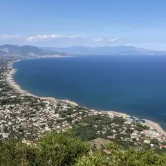 Vista panoramica del circeo mare, con la costa frastagliata, le case bianche e il blu intenso del mare sotto un cielo limpido.
