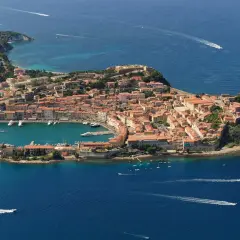 Vista aerea di Portoferraio, Isola d'Elba: cosa vedere in questo gioiello toscano con il suo porto, le fortezze e il faro.