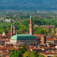 Vista panoramica di Vicenza con la Basilica Palladiana e torri. Perfetto per scoprire cosa vedere a Vicenza in due giorni.