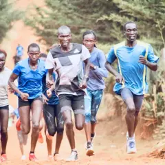 Atleti corrono su un sentiero sterrato. Un gruppo di corridori, uomini e donne, affronta una gara. Per chi vuole iniziare il trail running, questo è uno spunto.