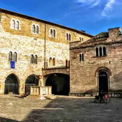 Piazza del Popolo a Montefalco, con la fontana e gli antichi palazzi. Un luogo incantevole da scoprire, tra le cose da vedere a Montefalco.