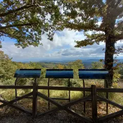 Pannello informativo con panorama mozzafiato. Un invito a scoprire cosa vedere in questo paesaggio collinare.