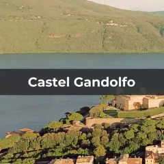Castel Gandolfo, residenza estiva dei papi, si affaccia sul lago Albano, circondato da verdi colline.