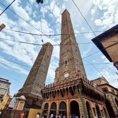 Le Due Torri di Bologna, icone della città, sono un must per chi cerca cosa vedere vicino a Bologna.