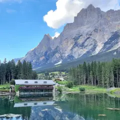 Lago alpino con rifugio e montagne maestose, ideale per passeggiate facili in Cadore.