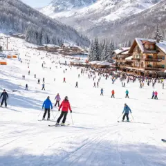 Sciare tra i **impianti sciistici del Centro Italia**, con seggiovie arancioni che salgono verso vette innevate e piste affollate di sciatori.