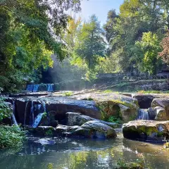 Cascata tra rocce e vegetazione lussureggiante, un angolo di pace che ricorda le montagne del Lazio.