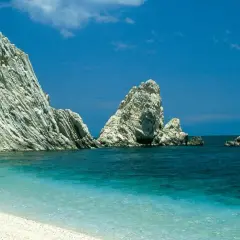 Scogliere bianche e mare cristallino sulla riviera marchigiana.