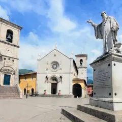 Norcia, famosa per San Benedetto, patrono d'Europa, con la sua basilica e il monumento in piazza.