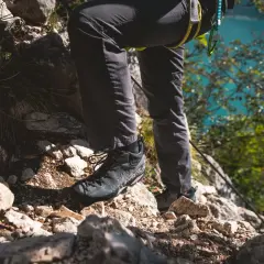 Scarpe da hiking: il loro significato è sicurezza e aderenza su sentieri rocciosi. Un passo dopo l'altro, verso la vetta.