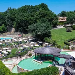 Un'oasi di relax alle terme di Soriano, con piscine, lettini e ombrelloni immersi nel verde.