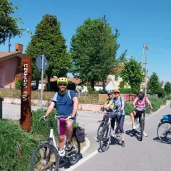 Ciclisti lungo il percorso fiume Po, vicino al cartello del 45° parallelo a Porto Tolle.