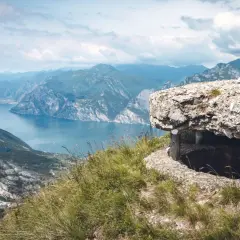 Bunker diroccato domina il panorama del lago e delle montagne del Val di Gresta.