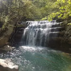 Cascata a San Benedetto in Alpe, un luogo incantevole da scoprire tra rocce e vegetazione rigogliosa.