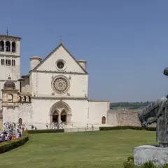 Statua di cavaliere davanti alla Basilica di San Francesco ad Assisi. Un luogo ideale per una visita, con comodo parcheggio gratuito.