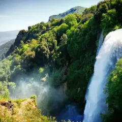 Cascata delle Marmore, un'emozione da trekking in Umbria. La natura esplode in un tripudio di verde e acqua.