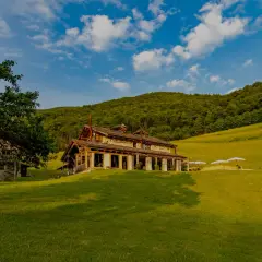 Un casale in pietra e legno immerso nel verde, ideale per scoprire cosa fare a Limone Piemonte tra natura e relax.
