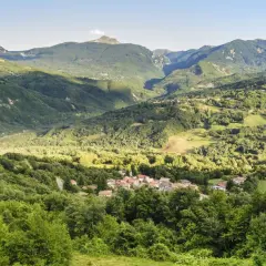 Un borgo incastonato tra le verdi colline dell'Appennino Tosco-Emiliano, un paesaggio da cartolina che incanta.
