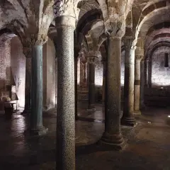 Sotterranei antichi con colonne imponenti e archi in pietra. Un luogo suggestivo da scoprire, tra i tesori di Sutri cosa vedere.