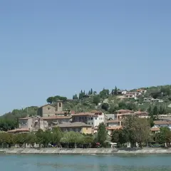 Panoramica di San Feliciano, con il borgo arroccato sulla collina, la chiesa e il lago. Cosa vedere in questo incantevole paese.
