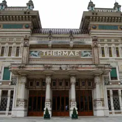 Magnifico edificio delle terme a Salsomaggiore, con decorazioni elaborate e la scritta "THERMAE" in mosaico.