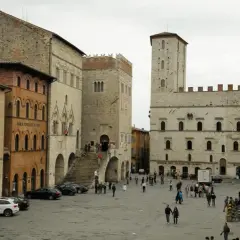 Piazza del Popolo a Todi, con palazzi storici e torri, ideale per scoprire cosa vedere a Todi in un giorno.