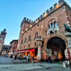 Piazza Castello a Ferrara, con il Castello Estense e la torre dell'Orologio. Perfetto per scoprire cosa vedere a Ferrara e dintorni in 3 giorni.