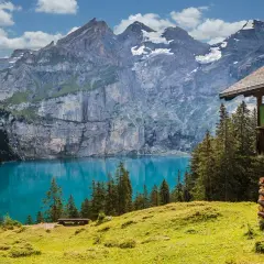 Incantevole montagna in Italia con lago turchese e baita in legno.