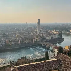 Panoramica di Verona con l'Adige e Ponte Pietra, ideale per scoprire cosa vedere a Verona in due giorni.