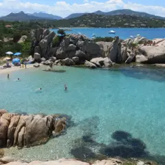 Spiagge di San Teodoro con acque cristalline, rocce granitiche e gente che si gode il sole e il mare.