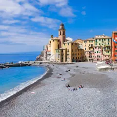 Camogli, un gioiello dove andare in Liguria al mare, con la sua spiaggia di ciottoli e le case colorate che si affacciano sul blu intenso.