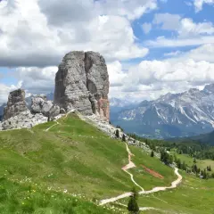 Cinque Torri, luoghi iconici dove hanno girato "Un passo dal cielo". Panorami mozzafiato tra vette rocciose e verdi pendii.