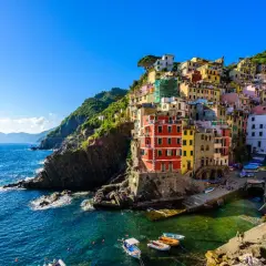 Riomaggiore, uno dei i 10 borghi più belli della Liguria, con le sue case colorate a picco sul mare blu.