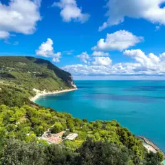 Vista mozzafiato del Monte Conero, dove il verde lussureggiante incontra il blu intenso del mare Adriatico.