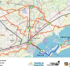Mappa della ciclabile del Sile, con percorsi ciclabili arancioni, linee ferroviarie nere e punti di noleggio bici gialli. Include Venezia e la laguna.
