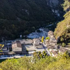 Borgo medievale incastonato tra montagne boscose, dove si trova la basilica.