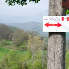 Segnavia della Via degli Dei, con frecce rosse che indicano direzioni opposte. Perfetto per pianificare le tappe 5 giorni.