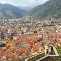 Panoramica di San Carlo Massa, con case dai tetti rossi che si estendono fino alle colline verdi.