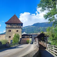 Torre medievale e ponte coperto a Glorenza, un luogo incantevole da esplorare.
