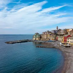 Colorate case liguri affacciate sul mare blu, un vero gioiello tra i posti belli in Liguria sul mare.