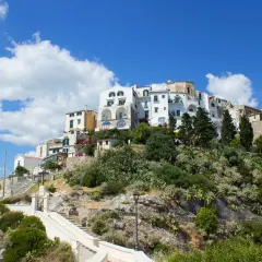 Case bianche aggrappate alla collina, un incantevole scorcio di Sperlonga dove si trova questo borgo pittoresco.