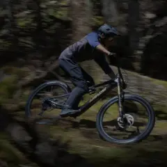 Ciclista in azione su una mountain bike, perfetta per la tua guida all'acquisto.