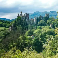 Castelli fiabeschi e torri medievali tra il verde rigoglioso: ecco cosa vedere nell'Appennino bolognese, un panorama da sogno.
