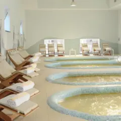 Relax sui lettini e nelle vasche termali, un'oasi di pace per le tue terme Campania inverno.